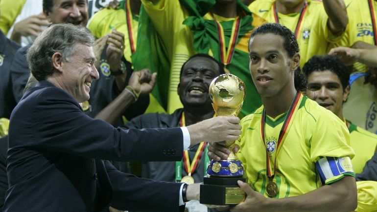 29 июня 2005 года. Франкфурт-на-Майне. Бразилия - Аргентина - 4:1. Президент Германии Хорст КЕЛЕР вручает трофей чемпионов капитану сборной Бразилии РОНАЛДИНЬЮ. Фото REUTERS 29 июня 2005 года. Франкфурт-на-Майне. Бразилия - Аргентина - 4:1. Президент Германии Хорст КЕЛЕР вручает трофей чемпионов капитану сборной Бразилии РОНАЛДИНЬЮ. Фото REUTERS