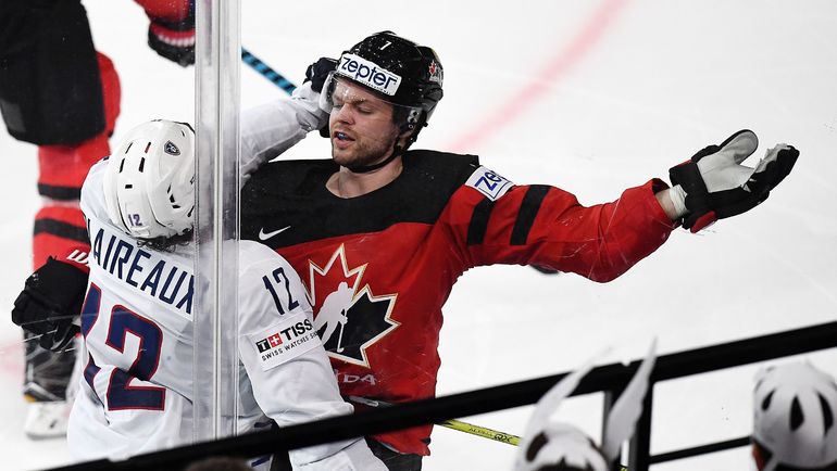 Защитник сборной Канады Марк-Эдуард ВЛАСИК (справа). Фото REUTERS Защитник сборной Канады Марк-Эдуард ВЛАСИК (справа). Фото REUTERS