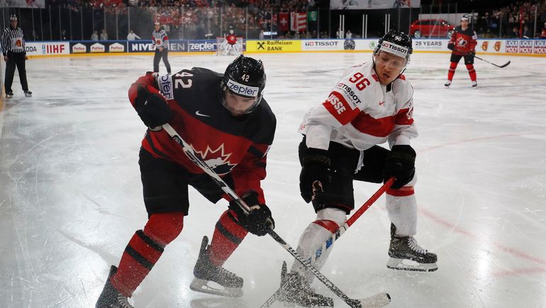 Защитник сборной Канады Крис ЛИ (№42). Фото REUTERS Защитник сборной Канады Крис ЛИ (№42). Фото REUTERS