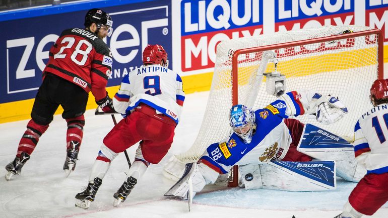 Суббота. Кельн. Канада - Россия - 4:2. Андрей ВАСИЛЕВСКИЙ (№88) спасает ворота после броска Клода ЖИРУ (№28). Фото REUTERS Суббота. Кельн. Канада - Россия - 4:2. Андрей ВАСИЛЕВСКИЙ (№88) спасает ворота после броска Клода ЖИРУ (№28). Фото REUTERS