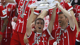 Прощание Лама и Хаби Алонсо, Обамеянг опережает Левандовски, Спаллетти в шаге от цели