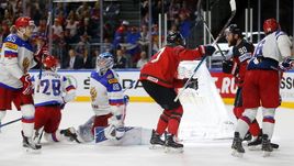 Суббота. Кельн. Канада – Россия – 4:2. Североамериканцы праздную очередной гол в ворота Андрея ВАСИЛЕВСКОГО.