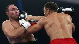 Александр УСТИНОВ (слева).