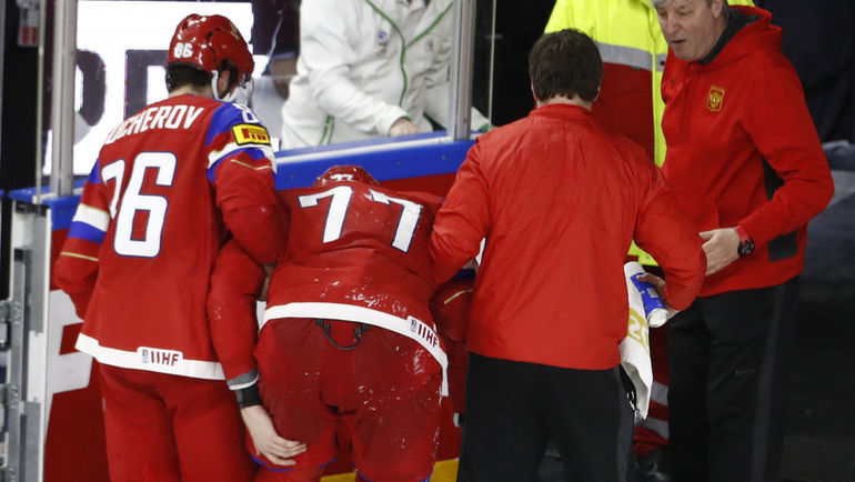 Воскресенье. Кельн. Россия - Финляндия - 5:3. Антона БЕЛОВА (№77) уводят со льда. Фото REUTERS Воскресенье. Кельн. Россия - Финляндия - 5:3. Антона БЕЛОВА (№77) уводят со льда. Фото REUTERS
