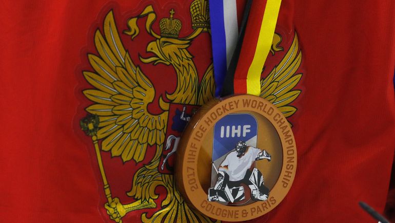 Воскресенье. Кельн. Россия - Финляндия - 5:3. Награда одного из хоккеистов российской команды. Фото AFP Воскресенье. Кельн. Россия - Финляндия - 5:3. Награда одного из хоккеистов российской команды. Фото AFP