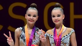 Воскресенье. Будапешт. Сестры Дина (слева) и Арина АВЕРИНЫ собрали все возможное личное золото.