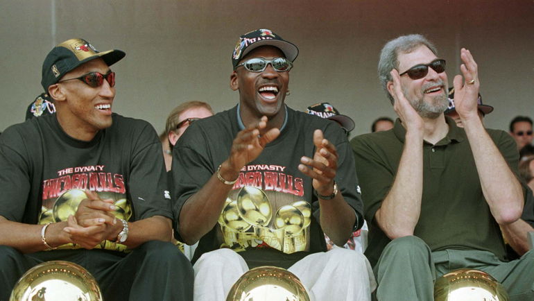 Скотти ПИПЕН, Майкл ДЖОРДАН и Фил ДЖЕКСОН. Фото REUTERS Скотти ПИПЕН, Майкл ДЖОРДАН и Фил ДЖЕКСОН. Фото REUTERS