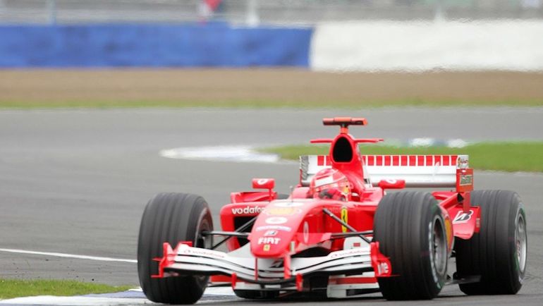 Михаэль ШУМАХЕР за рулем болида. Фото REUTERS Михаэль ШУМАХЕР за рулем болида. Фото REUTERS