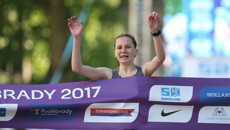 Воскресенье. Подебрады. Финиш Яны СМЕРДОВОЙ. Фото atletika.cz Воскресенье. Подебрады. Финиш Яны СМЕРДОВОЙ. Фото atletika.cz