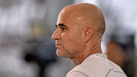 Андре АГАССИ.