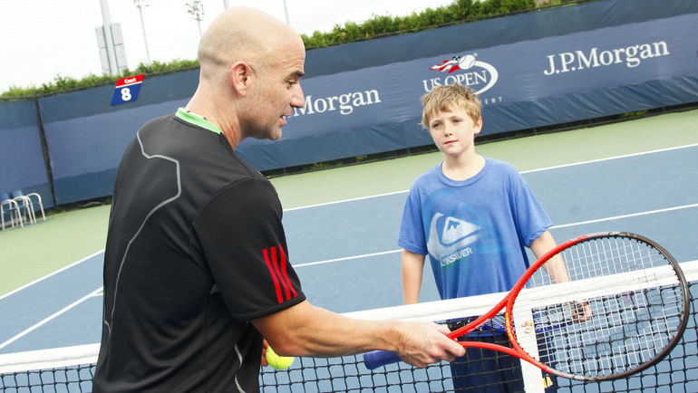 Андре АГАССИ дает совет юному теннисисту. Фото AFP Андре АГАССИ дает совет юному теннисисту. Фото AFP