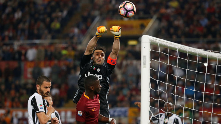 Джанлуиджи БУФФОН в борьбе за мяч. Фото REUTERS Джанлуиджи БУФФОН в борьбе за мяч. Фото REUTERS