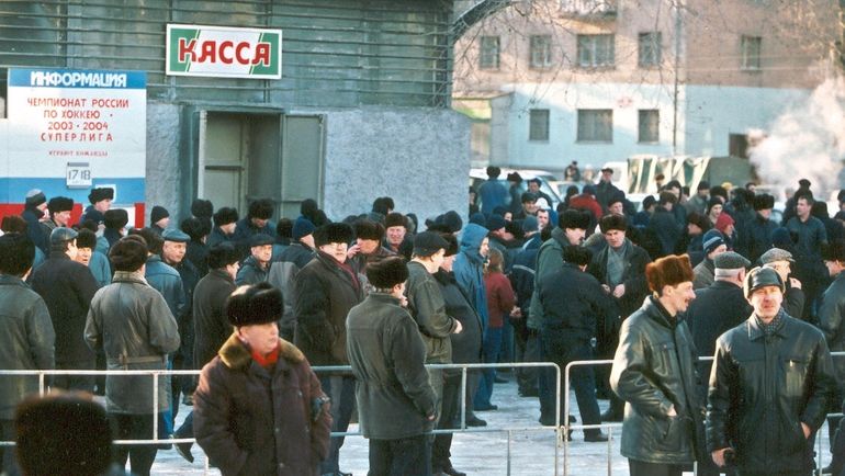 17 марта 2004 года. Новокузнецк. В годы расцвета новокузнецкого хоккея к кассам ледового дворца в этом городе было не протолкнуться. Фото Валентин ПЕТРУШКОВ 17 марта 2004 года. Новокузнецк. В годы расцвета новокузнецкого хоккея к кассам ледового дворца в этом городе было не протолкнуться. Фото Валентин ПЕТРУШКОВ