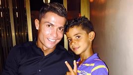 КРИШТИАНУ РОНАЛДУ со своим сыном.