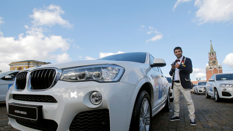 Миша АЛОЯН и подаренный за Олимпиаду автомобиль. Фото REUTERS Миша АЛОЯН и подаренный за Олимпиаду автомобиль. Фото REUTERS