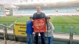 Сегодня. Химки. Вячеслав ПЕТКУН со своими сыновьями перед тренировкой сборной России.