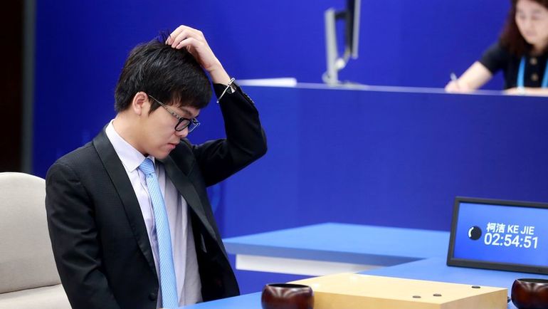 Май. КЭ ЦЗЭ в матче против AlphaGo. Фото AFP Май. КЭ ЦЗЭ в матче против AlphaGo. Фото AFP