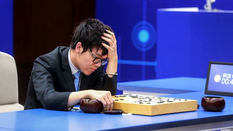 Май. КЭ ЦЗЭ в матче против AlphaGo. Фото AFP Май. КЭ ЦЗЭ в матче против AlphaGo. Фото AFP