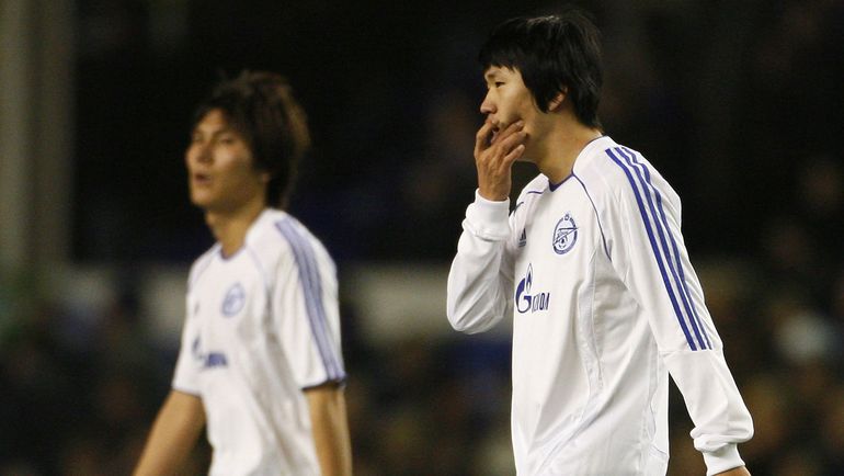 Ли ХО (справа) с соотечественником Ким ДОН ЧЖИНОМ. Фото REUTERS Ли ХО (справа) с соотечественником Ким ДОН ЧЖИНОМ. Фото REUTERS