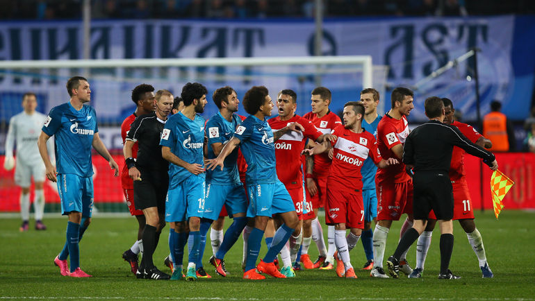 Бригада Сергея ИВАНОВА провела очень непростой матч - и не обошлась без ошибок. Фото Владислав ПЕТРОВСКИЙ Бригада Сергея ИВАНОВА провела очень непростой матч - и не обошлась без ошибок. Фото Владислав ПЕТРОВСКИЙ