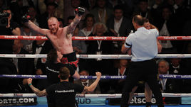 Суббота. Шеффилд. Джордж ГРОУВЗ празднует победу над Федором ЧУДИНОВЫМ.