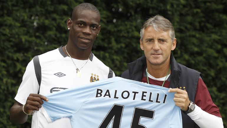 Август 2010 года. Манчестер. Марио БАЛОТЕЛЛИ и Роберто МАНЧИНИ. Фото REUTERS Август 2010 года. Манчестер. Марио БАЛОТЕЛЛИ и Роберто МАНЧИНИ. Фото REUTERS