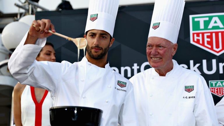 Филипп Эчебест, знаменитый французский шеф-повар и друг марки TAG Heuer, выступил судьей на кулинарном поединке, организованном между двумя австралийцами - Крисом Хемсвортом и Даниэлем Риккьярдо. Филипп Эчебест, знаменитый французский шеф-повар и друг марки TAG Heuer, выступил судьей на кулинарном поединке, организованном между двумя австралийцами - Крисом Хемсвортом и Даниэлем Риккьярдо.