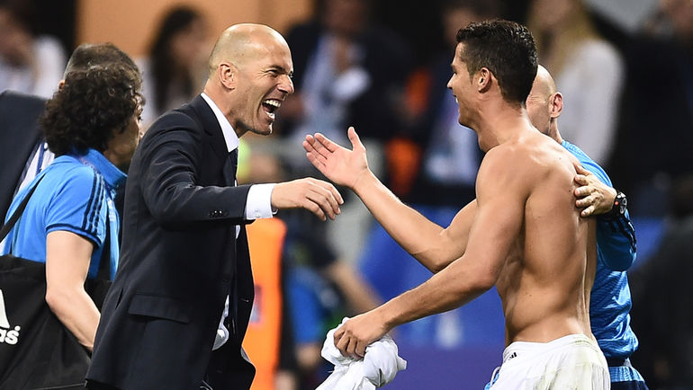 Зинедин ЗИДАН и КРИШТИАНУ РОНАЛДУ. Фото AFP Зинедин ЗИДАН и КРИШТИАНУ РОНАЛДУ. Фото AFP