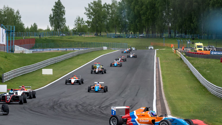 Смоленск. Второй этап Российской серии кольцевых гонок. Фото пресс-служба СМП РСКГ Смоленск. Второй этап Российской серии кольцевых гонок. Фото пресс-служба СМП РСКГ