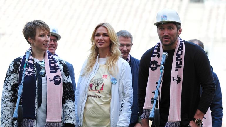 Виктория ЛОПЫРЕВА с Яной ЧУРИКОВОЙ и Александром ОВЕЧКИНЫМ. Виктория ЛОПЫРЕВА с Яной ЧУРИКОВОЙ и Александром ОВЕЧКИНЫМ.