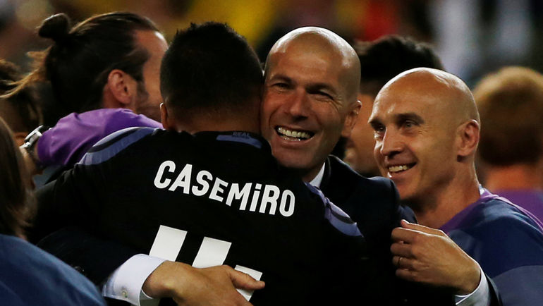 КАЗЕМИРУ в объятиях Зинедина ЗИДАНА празднует победу в чемпионате Испании. Фото REUTERS КАЗЕМИРУ в объятиях Зинедина ЗИДАНА празднует победу в чемпионате Испании. Фото REUTERS