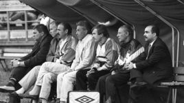 1993 год. Москва. "Асмарал" - "Локомотив" - 0:0. Президент клуба Хуссам АЛЬ-ХАЛИДИ (справа) на скамейке запасных.