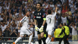 СЕРХИО РАМОС (слева) и КРИШТИАНУ РОНАЛДУ (справа) празднуют гол в ворота Джанлуиджи БУФФОНА.