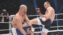 Четверг. Санкт-Петербург. Александр ШЛЕМЕНКО (справа) победил Брэндона ХЭЛСИ на 25-й секунде поединка.