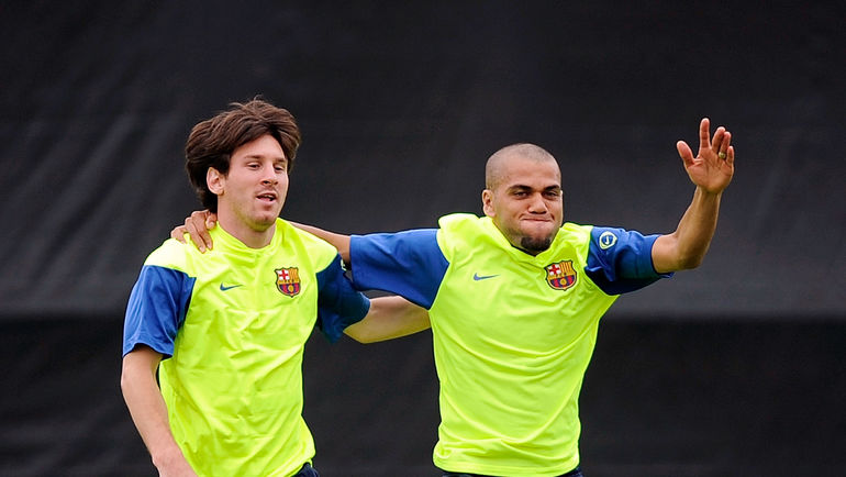 Лионель МЕССИ и ДАНИ АЛВЕС. Фото AFP Лионель МЕССИ и ДАНИ АЛВЕС. Фото AFP