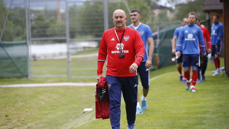 Главный тренер сборной России Станислав ЧЕРЧЕСОВ. Фото Константин РЫБИН , РФС Главный тренер сборной России Станислав ЧЕРЧЕСОВ. Фото Константин РЫБИН , РФС