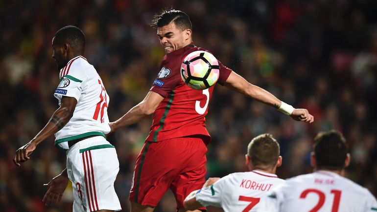 Паулу ВИНИСИЮС в борьбе с защитником сборной Португалии ПЕПЕ. Фото REUTERS Паулу ВИНИСИЮС в борьбе с защитником сборной Португалии ПЕПЕ. Фото REUTERS