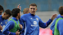 Нападающий Александр БУХАРОВ (в центре).