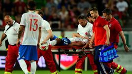 Сегодня. Будапешт. Венгрия - Россия - 0:3. 32-я минута. Романа ЗОБНИНА уносят с поля.