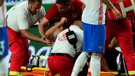 Сегодня. Будапешт. Венгрия - Россия - 0:3. Романа ЗОБНИНА уносят с поля на носилках.