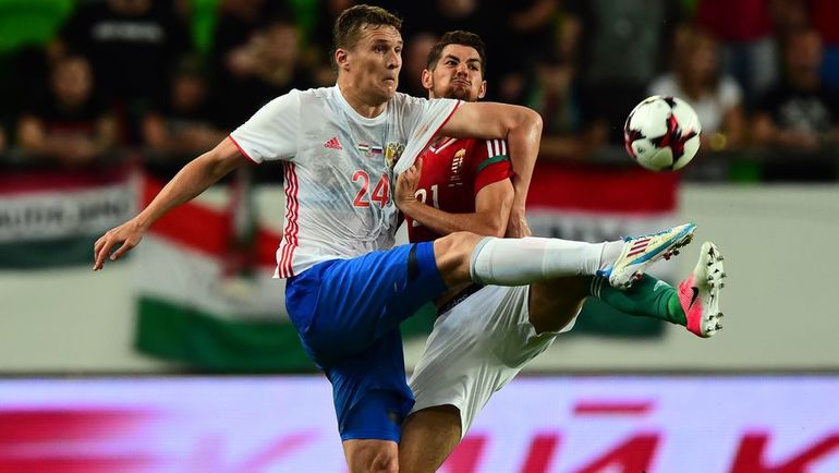 Александр БУХАРОВ (в белом) в борьбе с венгерским защитником. Фото AFP Александр БУХАРОВ (в белом) в борьбе с венгерским защитником. Фото AFP