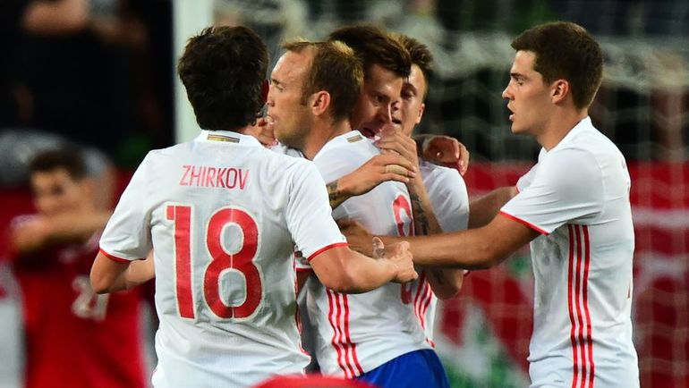 Партнеры поздравляют Федора СМОЛОВА с голом. Фото AFP Партнеры поздравляют Федора СМОЛОВА с голом. Фото AFP