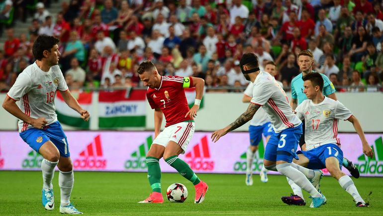 Понедельник. Будапешт. Венгрия – Россия – 0:3. Балаж ДЖУДЖАК в окружении соперников. Фото AFP Понедельник. Будапешт. Венгрия – Россия – 0:3. Балаж ДЖУДЖАК в окружении соперников. Фото AFP