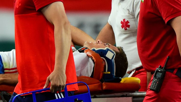 Понедельник. Будапешт. Венгрия – Россия – 0:3. Роман ЗОБНИН покидает поле на носилках. Фото AFP Понедельник. Будапешт. Венгрия – Россия – 0:3. Роман ЗОБНИН покидает поле на носилках. Фото AFP