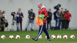 Главный тренер сборной России Станислав ЧЕРЧЕСОВ.