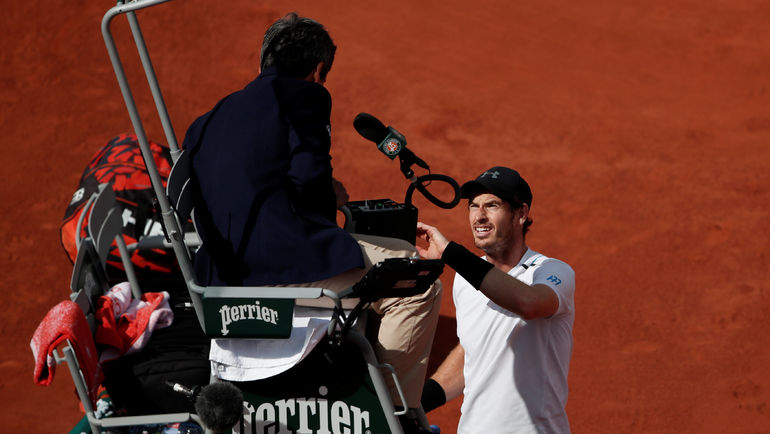 Среда. Париж. Энди МАРРЭЙ спорит с арбитром. Фото REUTERS Среда. Париж. Энди МАРРЭЙ спорит с арбитром. Фото REUTERS
