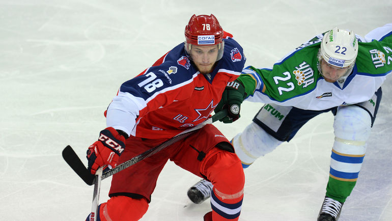 Константин КОРНЕЕВ (справа). Фото Владимир БЕЗЗУБОВ, photo.khl.ru Константин КОРНЕЕВ (справа). Фото Владимир БЕЗЗУБОВ, photo.khl.ru