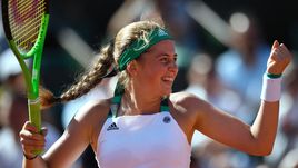 Четверг. Париж. Елена ОСТАПЕНКО празднует победу над Тимеа Бачински и выход в финал Roland Garros.