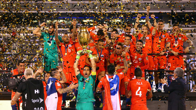 26 июня 2016 года. Сборная Чили празднует победу в Кубке Америки-2016. Фото USA Today 26 июня 2016 года. Сборная Чили празднует победу в Кубке Америки-2016. Фото USA Today