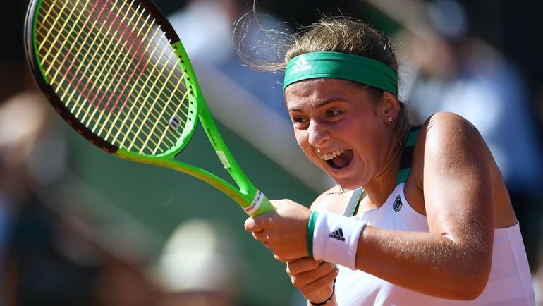 Четверг. Париж. Елена ОСТАПЕНКО в матче с Тимеа Бачински. Фото AFP Четверг. Париж. Елена ОСТАПЕНКО в матче с Тимеа Бачински. Фото AFP